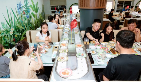 Buffet Băng Chuyền Minh Vân – Sự Lựa Chọn Hoàn Hảo Cho Gia Đình Mỗi Cuối Tuần!